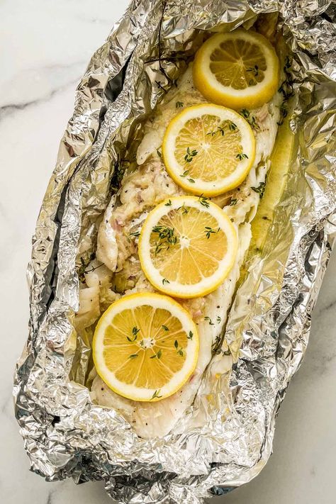 Grilled Cod Recipes, Grilled Red Snapper, Grilled Foil Packets, Red Snapper Recipes, Baked Salmon Lemon, Grilled Cod, Haddock Recipes, Snapper Recipes, Parmesan Green Beans