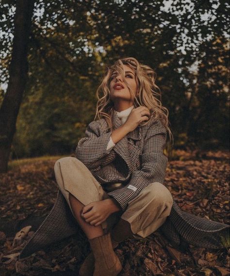 Autumn Photography Portrait, Fall Photoshoot Ideas, Portret Feminin, Fall Shoot, Fall Portraits, Shotting Photo, Foto Tips, Model Poses Photography, Foto Poses