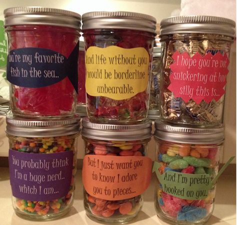 Mason jar candy sayings Candy Messages, 5 Senses Gift, Birthday Message For Boyfriend, Gift Jars, Boyfriend Stuff, Hadiah Valentine, Boyfriend Ideas, Reese's Pieces, Swedish Fish