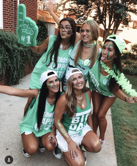 Green Spirit Day Outfit, Bid Day Outfits, St Pattys Day Outfit, Sorority Poses, Spirit Day, College Sorority, College Stuff, St Pats, Feeling Lucky