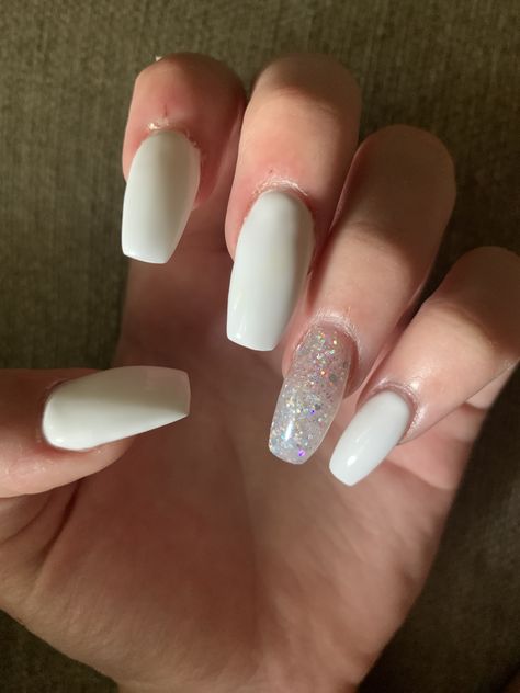 Silver Sparkle Nails, White And Silver Nails, White Coffin Nails, Ring Finger Nails, White Glitter Nails, Short Fake Nails, Gray Nails, White Nail Designs, Nail Ring