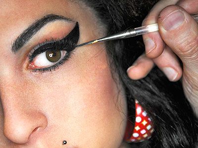 Amy Winehouse Makeup, Amy Winehouse Style, Amy W, Amazing Amy, Long Acrylic, Amy Winehouse, Makati, Wonderful Things, Maquillaje De Ojos