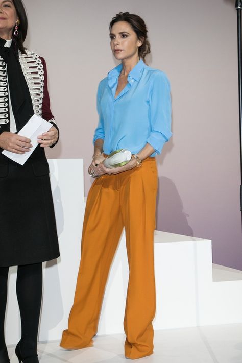 Love this bright orange and blue color combo in the form of oversized wide-leg pants and a button-up blouse. Victoria Beckham Hair, Mom Working, Victoria Beckham Outfits, Polished Casual, Victoria Beckham Style, Orange Light, January 23, Fashion Line, Basic Outfits