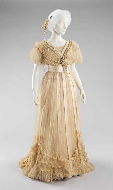 Wedding Dress, Mme. Jeanne Paquin (French, 1869–1936) for the House of Paquin (French, 1891–1956): 1910, French, silk, cotton, beads. Marking: Woven in pink on ivory petersham: "Paquin/Paris/ 3. Rue de la Paix/London/ 39, Dover Street" Handwritten on back of petersham: "M. Constable/blanc" Edwardian Dresses, Jeanne Paquin, Moda Medieval, Gaun Abad Pertengahan, Istoria Modei, Historical Gowns, Fashion 1910, Edwardian Wedding, Cherry Orchard