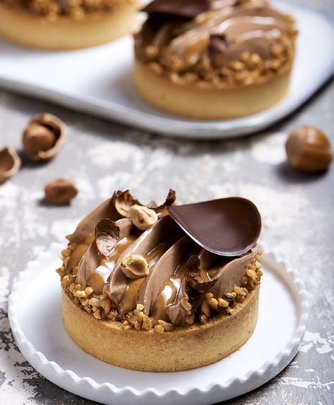 Chocolate Tart Decoration, Hazelnut Pastry Cream, Hazelnut Tart, Vegan Hazelnut, Vegan Caramel Tart, Chocolate Ganache Tartlets, Vegan Chocolate Tart Recipe, Hazelnut Chocolate Tart, Hazelnut Dessert