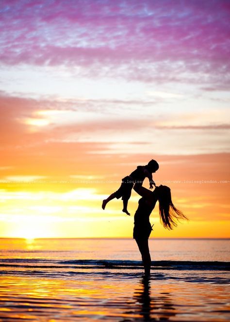 Silhouette Photo, Family Beach Pictures, Sunset Light, Sunset Silhouette, Silhouette Painting, Silhouette Photos, Beach Portraits, Light Works, Future Family