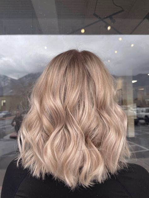 Creamy Beige Blonde Hair, Balayage Blond Beige, Milky Blonde Hair, Blonde Hair Goals, Types Of Hair Color, Beige Blond, Blonde Hair Transformations, Beige Hair, Icy Blonde Hair