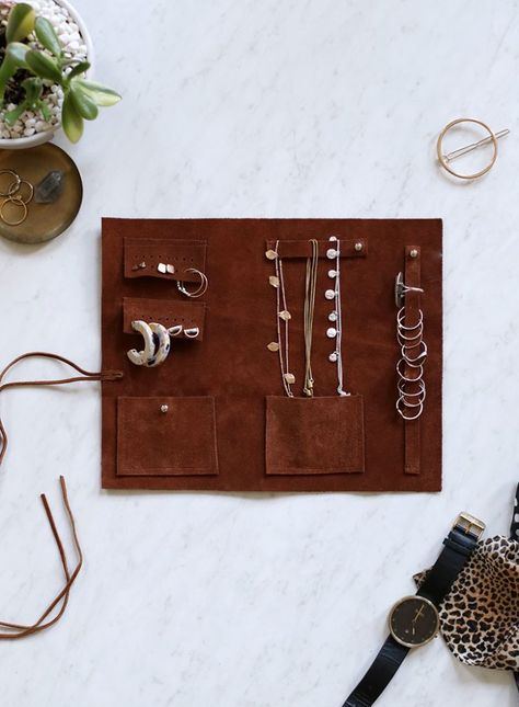 The perfect organizer for the jewelry-wearing traveler! #jewelryorganization #jewelryroll #leather Diy Jewelry Roll, Jewelry Roll Travel, Diy Leather Projects, Leather Jewelry Diy, Leather Craft Projects, Travel Jewelry Organizer, Jewelry Box Diy, Leather Ideas, Jewelry Roll