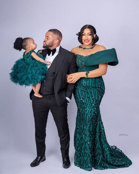 Family Christmas Pictures Outfits, Christmas Pictures Outfits, Dinner Gown, African Wedding Attire, Ankara Designs, African Print Dress Ankara, Family Christmas Pictures, Classy Wedding Dress, Lace Gown Styles