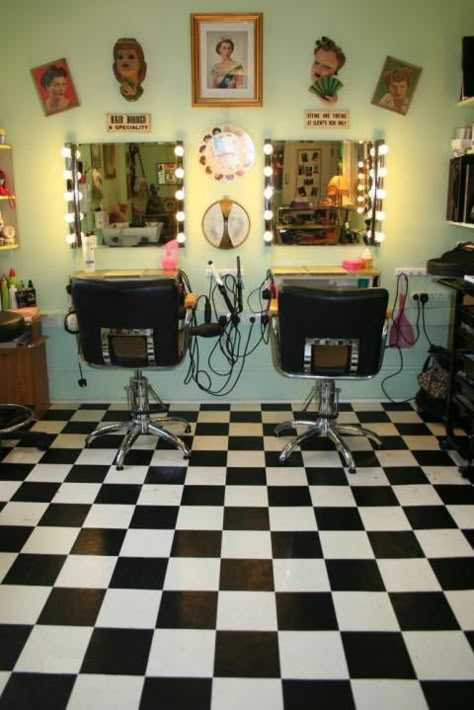 1950s Nina’s Hair Parlor (via) Beauty Salon Interior Design Ideas, 1950s Beauty, Vintage Beauty Salon, Hair Salon Interior Design, Vintage Hair Salons, Salon Interior Design Ideas, Beauty Salon Interior Design, Nail Salon Interior Design, Interior Design Color Schemes