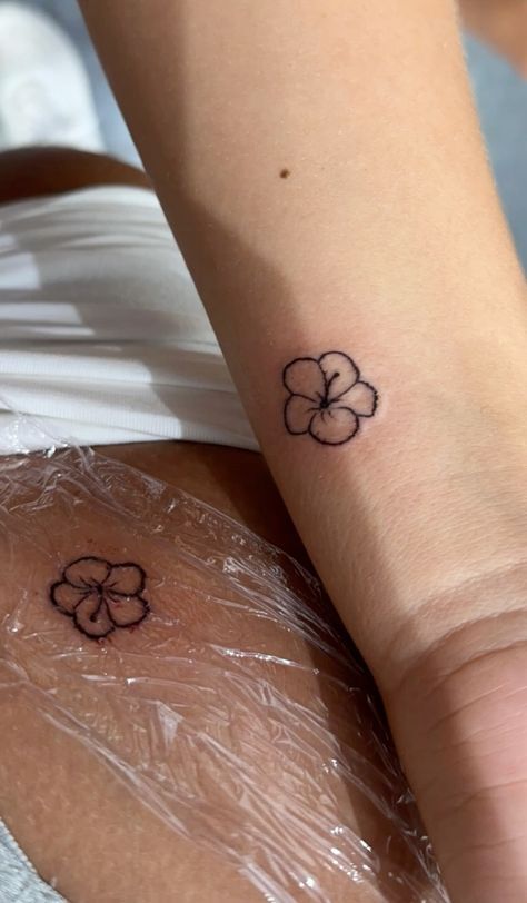 Small Flower Tattoos Matching, Bsf Tatoos Small, Mini Matching Tattoos Best Friends Simple, Cute Small Matching Tattoos Friends, Bsf Tattoo Ideas Small, Small Matching Tattoos For Grandma And Granddaughter, Best Friend Tattoos Wrist, Cute Friend Tattoos Simple, Friendship Tattoos For 5 Best Friends