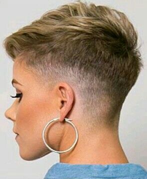 Razor Cut Hair, Edgy Short Haircuts, Short Haircut Styles, Coloured Hair, Mens Hair Trends, Hair 2018, Pixie Haircuts, Haircut For Thick Hair, Short Hair Styles Pixie