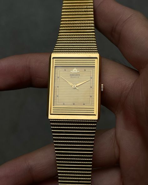 ✨ VINTAGE SEIKO TANK GOLD TONE QUARTZ WATCH / BASE METAL + STAINLESS STEEL / V701-5K60 / 126716 / JAPAN • SIZE : 23x30mm • COND : 90% • More details at Artizenstore.com ( Link in bio ) #vintagewatch #seikovintage #tankwatch Seiko Vintage Watch, Watch Drawer, Seiko Tank, Seiko Vintage, Mens Luxury Lifestyle, Art Deco Watch, Mens Fashion Styles, Tank Watch, Timeless Watches