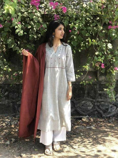 Casual Salwar Suit, Simple Kurta, Salwar Neck Designs, Indian Kurti Designs, Choli Dress, Kurtas For Women, Punjabi Outfits, Simplicity Dress, Simple Kurta Designs