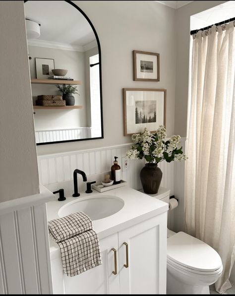 Small Apartment Bathroom, Restroom Decor, Bathroom Decor Apartment, Hall Bathroom, Bathroom Remodel Designs, Bathroom Inspiration Decor, Apartment Bathroom, Upstairs Bathrooms, Apartment Decor Inspiration