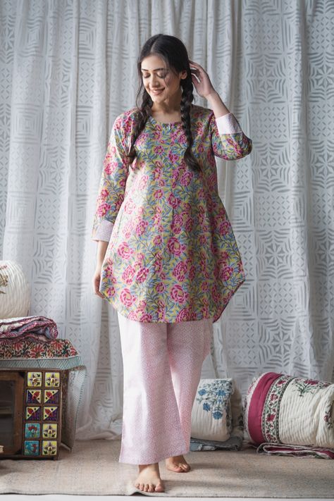 Pregnancy Kurti Design, Lawn Dress Design, Pregnancy Wear, Hospital Gowns, Princess Evening Dress, Cotton Night Dress, Ghalib Poetry, Simple Kurti, Maternity Wardrobe