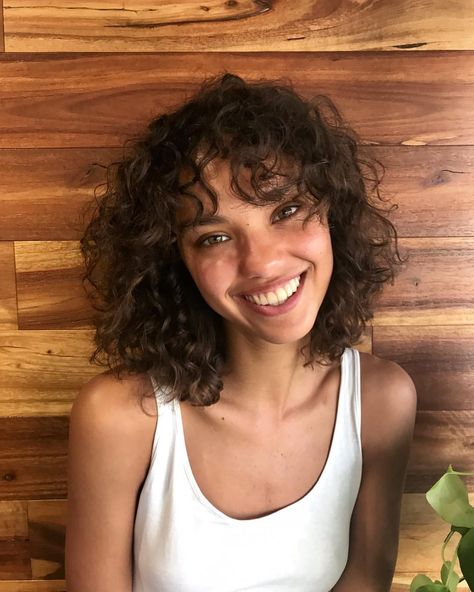 RAE RODRIGUEZ 𓃾 on Instagram: “the fringe is back and I could not be happier 🙌🏽⚡️” Simple Chignon, Easy Chignon, Aesthetic Dump, Short Curly Hairstyles, Curly Bangs, Curly Hair Photos, Haircuts For Curly Hair, Short Wavy Hair, Curly Bob Hairstyles