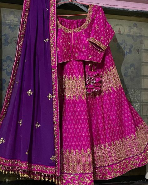 This is a pink lehenga with a purple dupatta to contrast it. Both have gold handwork designs. This vibrant coloured lehenga is perfect for an evening event/wedding/sangeet. Magenta Lehenga Color Combos, Contrast With Pink Colour Suit, Lehenga Colour Combination, Colour Combinations Lehenga, Dupatta Designs Ideas Color Combinations, Lehnga Designs Color Combinations, Combination With Purple Lehnga, Pink And Purple Outfit Ideas, Colour Combination With Purple