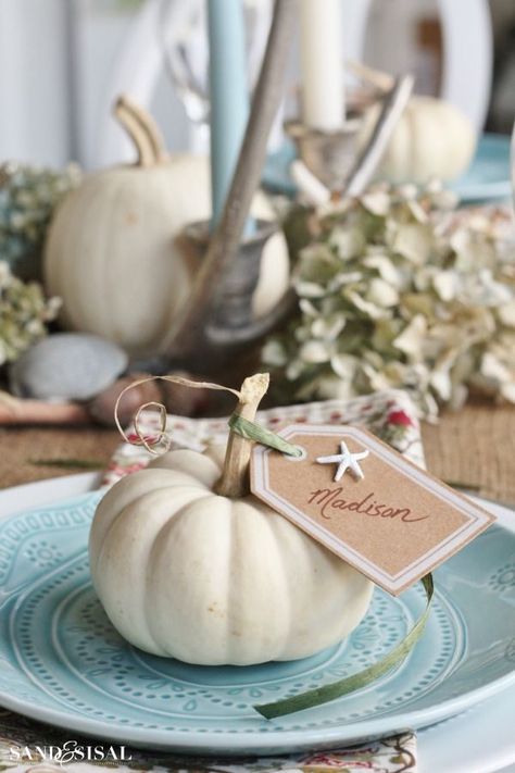 Pretty coastal Thanksgiving table @sandandsisal Coastal Thanksgiving, Beautiful Thanksgiving Table Settings, Thanksgiving Table Settings Diy, Thanksgiving Table Settings Simple, Simple Thanksgiving Table, Holiday Place Settings, Place Settings Thanksgiving, Coastal Holiday, Thanksgiving Table Settings