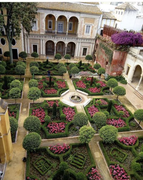 Europe Landscape, Moderne Have, Formal Garden Design, Parterre Garden, Boxwood Topiary, Cottage Garden Design, Garden Design Layout, Formal Garden, Garden Types