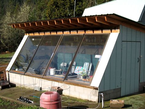 greenhouse Greenhouse Sunroom, Serre Diy, Garden Green House, Panel Trellis, Passive Solar Greenhouse, Greenhouse Farming, Solar Greenhouse, Earth Sheltered Homes, Casa Hobbit