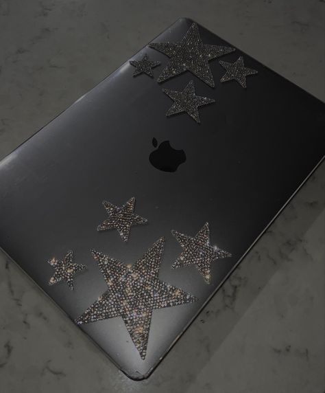 Bedazzled Macbook Case, Bedazzled Laptop, Macbook Case Ideas, Vogue Aesthetic, Alphabet Tattoo, Macbook Wallpapers, Macbook Accessories, Laptop Decoration, Alphabet Tattoo Designs