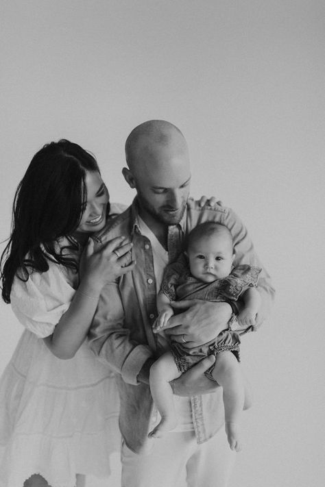 Studio Family Photos, 3 Month Old Baby Pictures, Two Month Old Baby, 6 Month Baby Picture Ideas, Lifestyle Family Session, Family Photo Outfit Ideas, Studio Lifestyle, First Family Photos, Family Photo Outfit