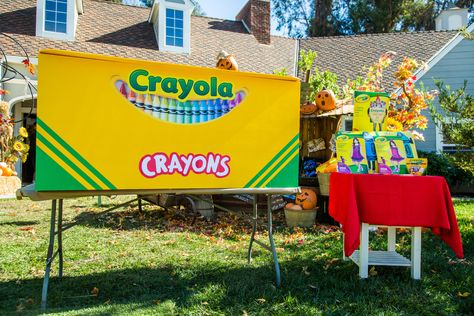 A fun family costume that the whole family can participate in! DIY Crayola Crayon Box Costume by Kenneth Wingard! For more Halloween DIYs tune in to Home & Family weekdays at 10a/9c on Hallmark Channel! Crayola Trunk Or Treat Ideas, Crayon Trunk Or Treat, Crayon Trunk Or Treat Ideas, Crayola Party, Home And Family Crafts, Crayola Box, School Halloween Costumes, Crayon Costume, Colorful Costume