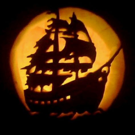 Pumpkin pirate ship  #adamblockdesignhalloween Pirates Of The Caribbean Pumpkin Carving, Pumkin Decoration, Pumpkin Carving Patterns Free, Halloween Pumpkin Carving Stencils, Pumkin Carving, Pumpkin Carving Contest, Disney Pumpkin, Amazing Pumpkin Carving, Creative Pumpkin Carving