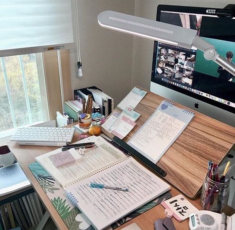 ♡𝘒𝘦𝘯𝘯𝘢𝘳𝘢𝘦𝘭𝘦𝘰𝘯𝘢𝘳𝘥♡ 𝘪𝘨: 𝘬𝘦𝘯𝘯𝘢𝘭𝘦𝘰𝘯𝘢𝘳𝘥_ Study Space Organization, Study Desk Organization, Study Corner, Study Organization, Study Pictures, Apartment Organization, Bedroom Desk, Study Room Decor, Study Areas