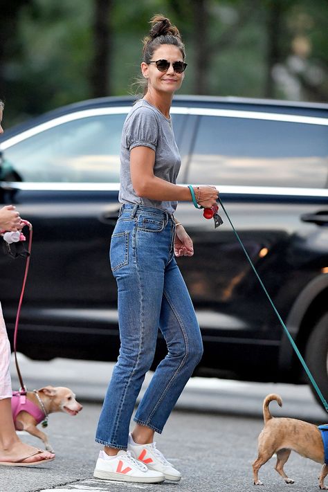 Katie Holmes wears mom jeans and Veja sneakers in New York. #sustainablefashion #whitesneakers Walking Sneakers For Women, Moda Over 50, Jeans And Sneakers Outfit, Moda Over 40, Zapatillas Veja, Katie Holmes Style, Basket Veja, Veja Esplar, Sneaker Outfits Women