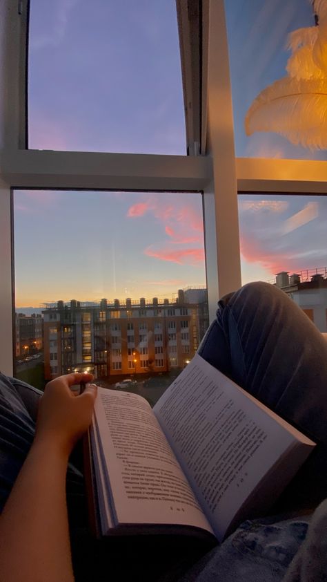 Reading and watching beautiful sunset Cozy Book Reading Aesthetic, Reading At Home Aesthetic, Cozy Evening At Home, Cozy Evening Aesthetic, Reading Aesthetic Cozy, Leer Aesthetic, Lecture Aesthetic, Cozy Reading Aesthetic, Book Reader Aesthetic