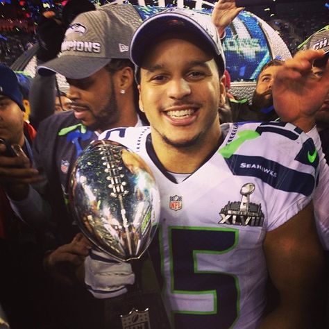 Husky Football Alum Jermaine Kearse with the Seattle Seahawks Super Bowl XLVIII trophy! Seahawks Super Bowl, Uw Huskies, Huskies Football, Lombardi Trophy, Seattle Seahawks Football, Seattle Sports, Seahawks Fans, Seahawks Football, Seattle Sounders Fc