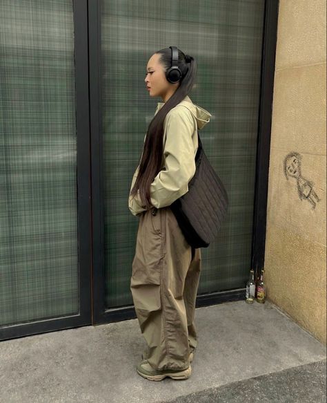 Green Parachute Pants Outfit, Green Parachute Pants, Parachute Pants Outfit, Cargo Parachute Pants, Inspi Outfit, 2nd Semester, Streetwear Inspo, Aesthetic Fits, Winter Vibes