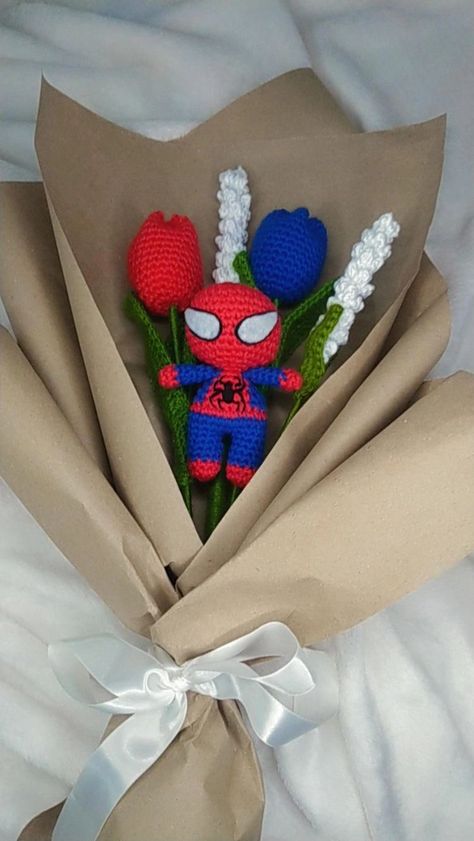 Marvel Flower Bouquet, Cute Crochet Ideas For Boyfriend, Spiderman Crochet Bouquet, Spiderman Flowers, Spiderman Crocs, Crochet Marvel, Spiderman Crochet, Paper Floral Arrangements, Paper Flower Bouquet Diy