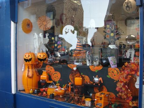 077-smiling-pumpkins-ghosts-stickers-halloween-window-display Halloween Store Windows, Window Displays Ideas, Halloween Window Display, Store Window Display, Fall Scarecrows, Halloween Window, October Halloween, Halloween Store, Window Displays