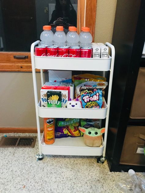 Classroom Mini Fridge Storage, Snack Carts For Bedroom, College Mini Fridge Food, Snacks In Room Ideas, Dorm Mini Fridge Food, Snack Cart In Bedroom, Snack Bar Bedroom Ideas, Dorm Room Snack Station, Mini Snack Bar In Bedroom