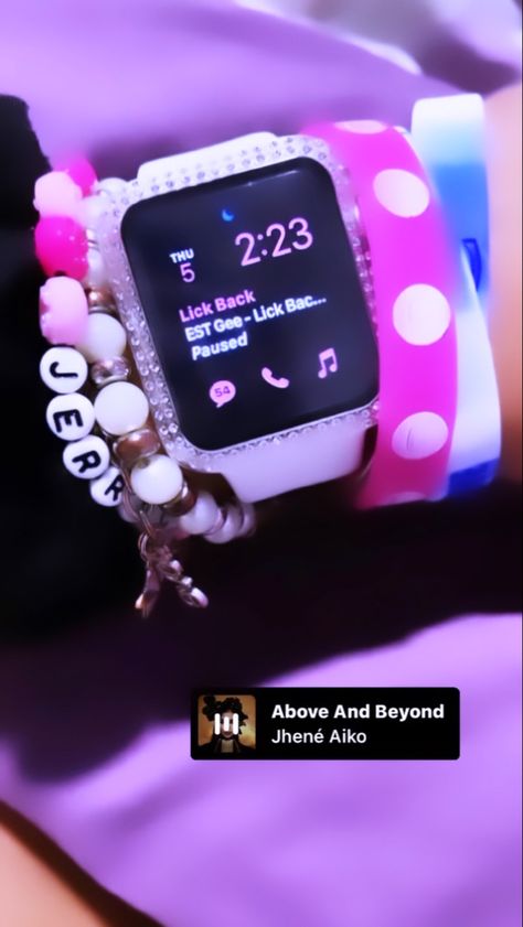 Apple Watch Wrist, Apple Watch Aesthetic, Aesthetic Bracelets, Paris Instagram Pictures, Watch Aesthetic, Girly Bracelets, Watch Bracelets, Wrist Stack, Apple Watch Bracelets