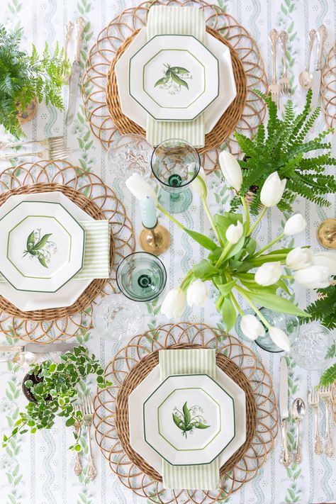 Spring Place Settings, Colorful Easter Table, Green Tablescape, Charleston Gardens, Spring Table Settings, Spring Table Decor, Beautiful Tablescapes, Party Tablescapes, Spring Centerpiece