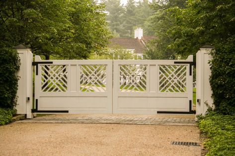 janice parker-designed green garden Estate Driveway Entrance, Hydrangea Lined Driveway, Driveway Gate Ideas, Gate And Fence Ideas, Gate Driveway, Cottage Mansion, Driveway Fence, Garden Gates And Fencing, Gate Entrance