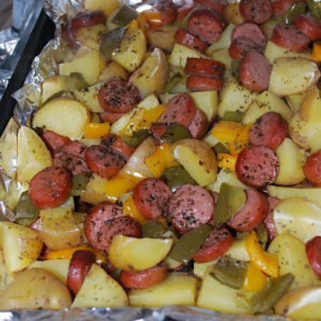 Smoked Sausage & Potato Bake Recipe - (4.5/5) Smoked Sausage And Potato Recipe, Sausage And Potato Bake, Smoked Sausage Recipes, Sausage Potatoes, Diner Recept, Tin Foil, Smoked Sausage, Sausage Recipes, Sausages