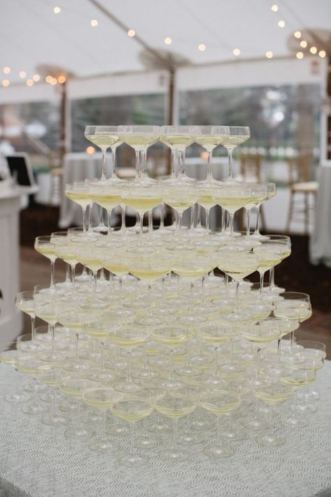 Champagne tower to greet guests as they arrive - couple glasses stack beautifully! Couple Glasses, Quirky Kitchen Decor, Champagne Tower, Mom Wedding, Wedding Glasses, Western Wedding, Champagne Glasses, Champagne Flutes, Big Love