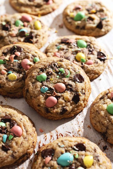 Mini egg cookies made with a chocolate chip cookie base and cute pastel chocolate mini eggs - the perfect classic Easter cookie! #easter #minieggs #cookies | teakandthyme.com Mini Egg Cookies, Pastel Chocolate, Mini Eggs Cookies, Egg Cookies, Pastel Mini, Gooey Chocolate Chip Cookies, Cookie Base, Easter Cookie, No Egg Cookies