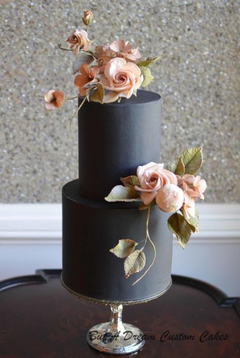 Blush sugar roses on black cake by Elisabeth Palatiello Wedding Cake Centerpieces, Wedding Cake Options, Black Cake, Black Wedding Cakes, Fresh Flower Cake, Sugar Rose, Wedding Treats, Naked Cakes, Grey Wedding