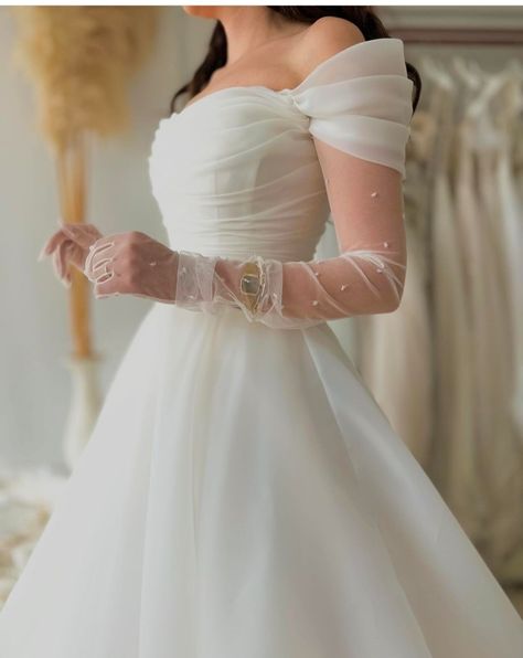 Simple And Classy Wedding Dress, White Gowns Elegant Simple, Simple Dresses For Wedding, Classy Simple Wedding Dress, Classy Dress Wedding, White Gowns Elegant Classy, Classy Wedding Gown, Dress Wedding Simple, Simple Bride Dress