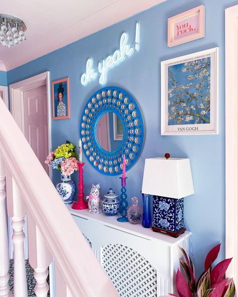 Réka•Modern Chinoserie•DIY on Instagram: “꧁ Weekend blues ꧂ Happy weekend! Only one of you spotted the mirror swap in yesterday’s reel 😊 Here’s my £10 Home Bargains mirror, painted…” Bright Hallway Ideas, Pink Hallway Ideas, Blue Hallway Ideas, Victorian Hallway Ideas, White Hallway Ideas, Hallway Colour Ideas, Hallway Colour Schemes, Black And White Hallway, Pink Hallway