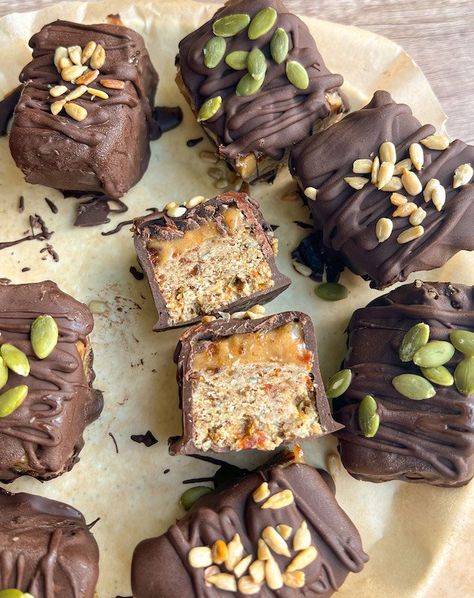 Seed Cycling Nature's Candy Hormone Balancing Protein Bars - Upbeet & Kaleing It Seed Bars Recipe, Vegan Chocolate Cookies, Healthy Protein Bars, Seed Cycling, Seed Bars, Butter Sugar Cookies, Vegan Snack Recipes, Frozen Hot Chocolate, Healthy Bars