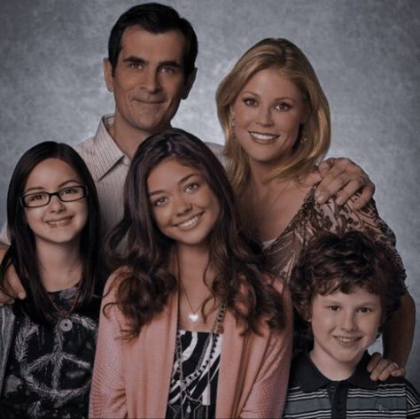 Mitchell Modern Family, Modern Family Phil, Haley Dunphy, Phil Dunphy, Modern Family Quotes, Family Aesthetic, Sarah Hyland, Family Doctors, Family Funny