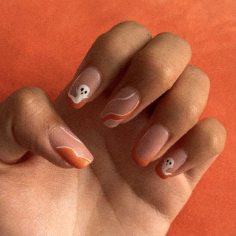 Orange And White Nails Fall, Cute Simple Autumn Nails, Orange Nail Halloween, Simple Halloween Nails Pumpkin, Cute Easy Halloween Nail Designs, Orange Nails With Ghost, Almond Shaped Nails Halloween, Simple Halloween Nails Orange, Orange Ghost Nails