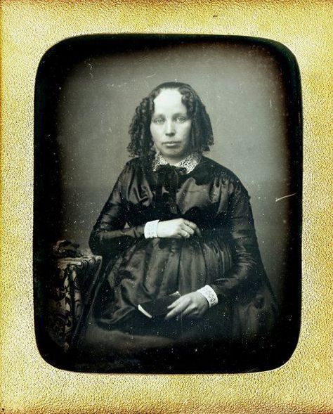 Louis Daguerre, Victorian Photography, 19th Century Women, Vintage Maternity, Time Pictures, Victorian Costume, Old Photography, Photographs Of People, Old Images